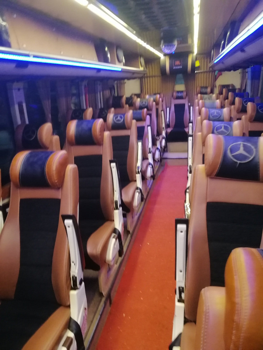 Автобус-трансфер в аэропорт Манохар - еще пустой... 😊 Тех, кто живет в начале Кандолима, забирают первыми. 