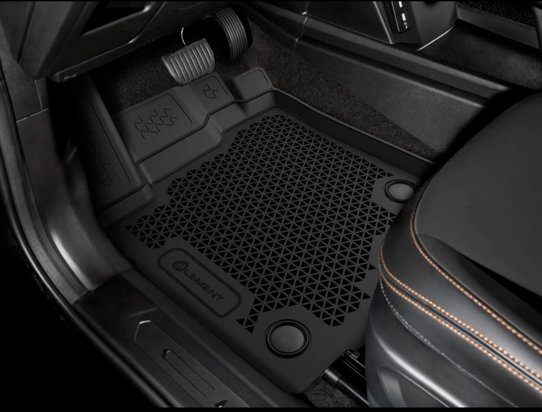 Трудно представить автомобиль, находящийся в заботливых руках, но не имеющий в салоне коврики. Они уже давно стали необходимой деталью интерьера любой машины, и это неспроста: они не только способны создать атмосферу уюта, но и приносят весьма практическую пользу. Правда, при одном условии: это должны быть правильно выбранные коврики. Чем они могут отличаться и как их выбрать, мы сегодня и расскажем. 