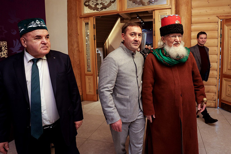    Верховный муфтий России Талгат Таджуддин должен был из Уфы приехать, но, как выяснилось позже, он был в Москве на важном совещании, поэтому хазрат смог прилететь в столицу РТ только под конец вечера