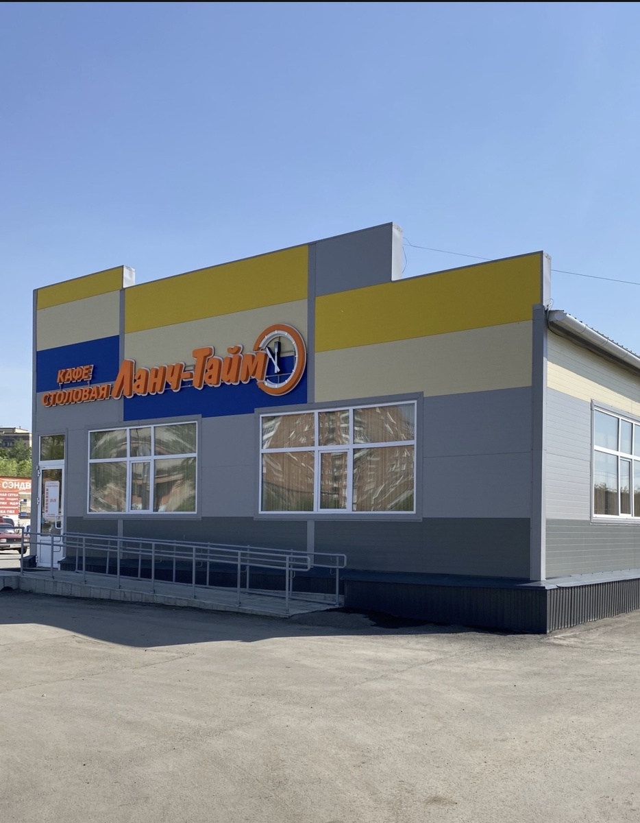 Столовая «Ланч-Тайм», расположенная по адресу ул. 5-я Северная, 200/9, зарекомендовала себя как одно из самых уютных и стабильных мест для обеда в Центральном округе Омска. Заведение работает ежедневно с 09:00 до 18:00.