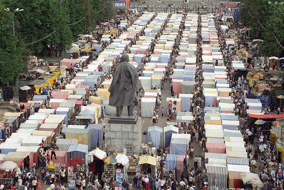 Вещевой рынок в Лужниках в 90-е. Яндекс.Картинки