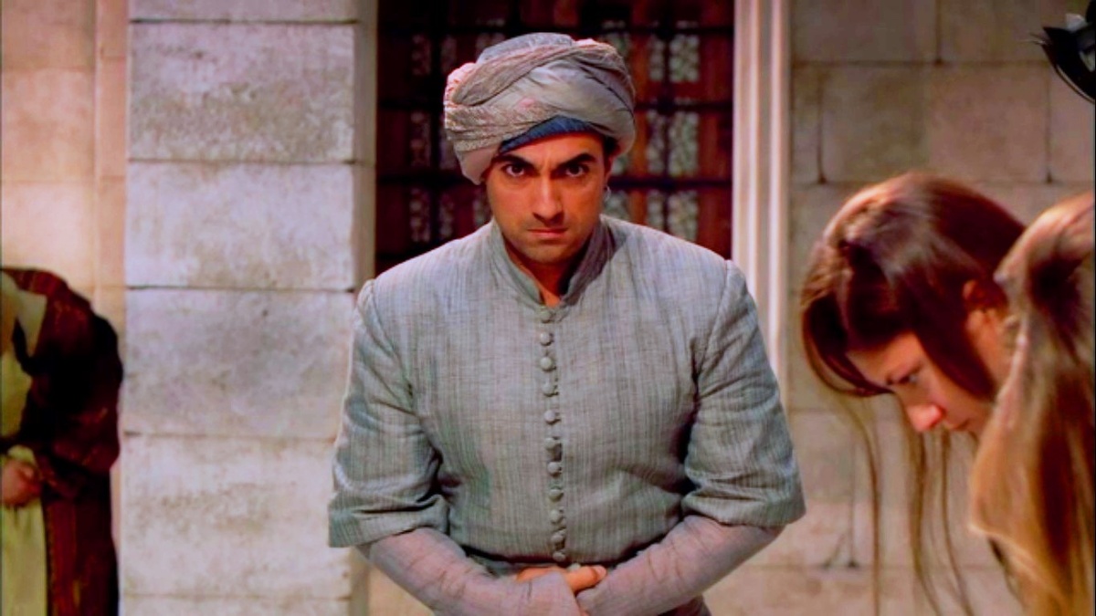 Это кадр из первой серии, где Сюмбюль пытается силой взгляда заставить новенькую выскочку Александру вести себя подобающе в присутствии султана Сулеймана. Все же помнят легендарную сцену первой встречи Повелителя и Хюррем, когда она "потеряла сознание")))