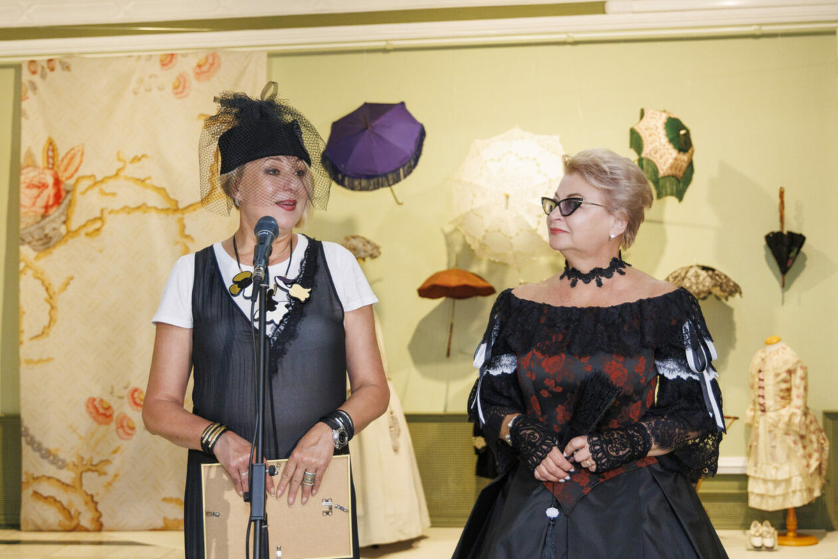 На открытии выставки «Портрет-а-Порте» с директором Музея декабристов Еленой Добрыниной
Фото: Артемий Шелтунов/ИОХМ