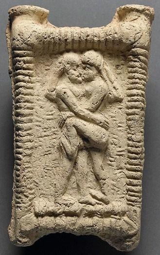 Вавилонская глиняная модель, изображающая обнаженную пару на диване, занимающуюся сексом и целующуюся. Дата: 1800 г. до н.э. Автор: © Попечители Британского музея