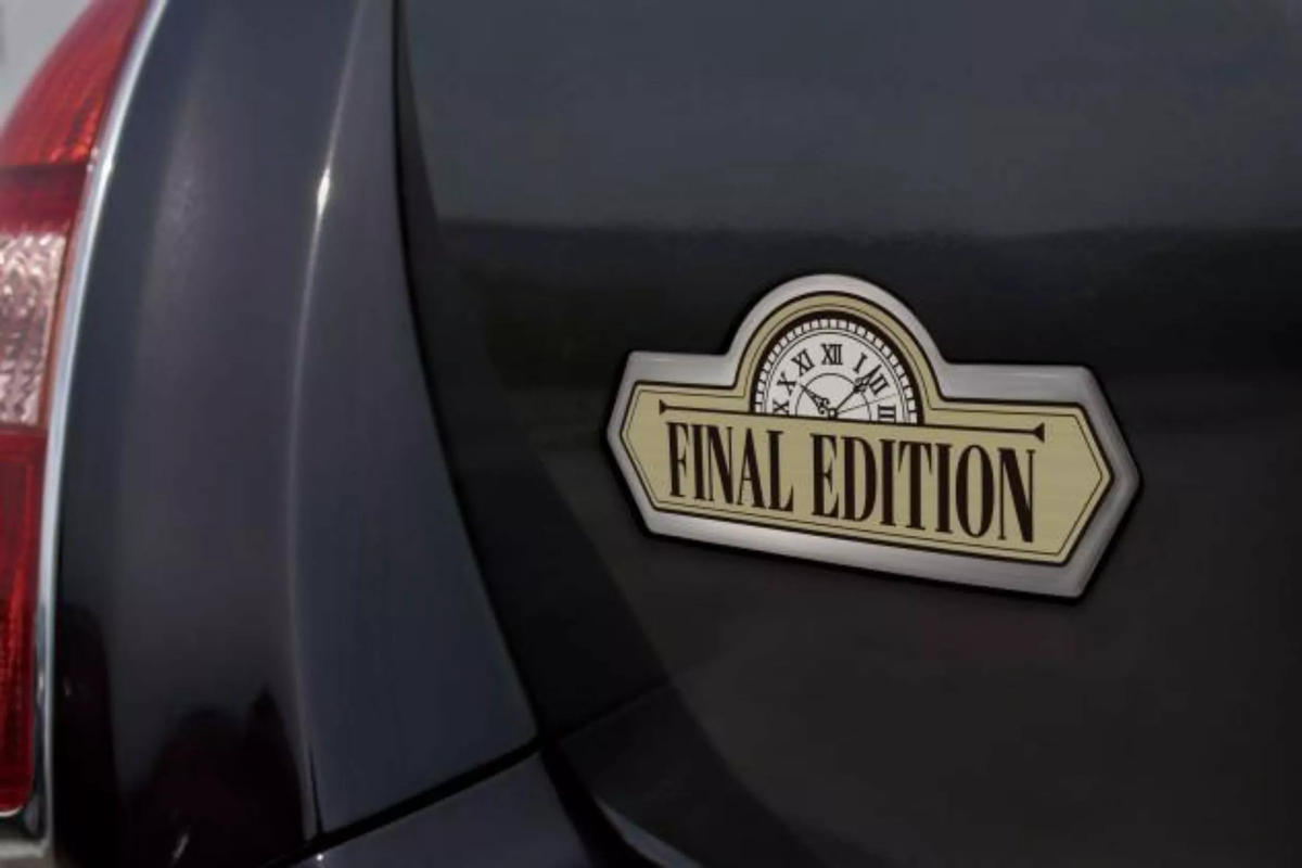    Специальный шильдик на крышке багажника