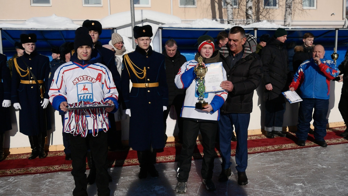 Отец героя вручает награды участникам турнира.