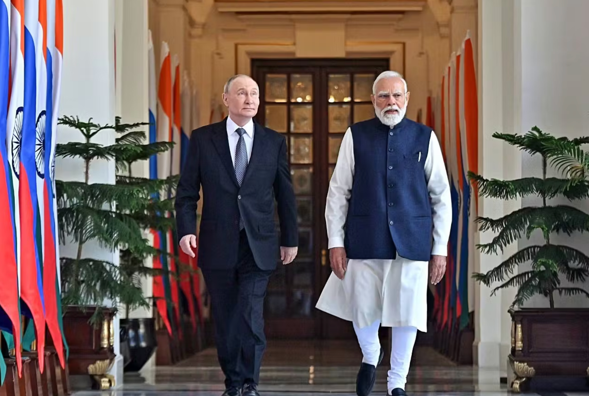 Премьер-министр Индии Нарендра Моди (справа) и президент России Владимир Путин во время 23-го российско-индийского саммита в Хайдарабад Хаус в Нью-Дели © ANI/imago