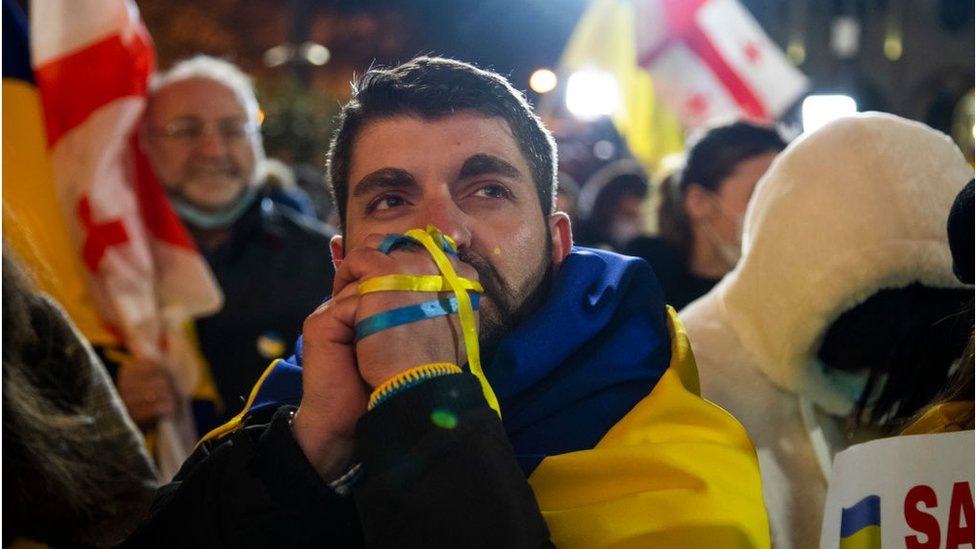 Проукраинские протестующие в центре Тбилиси.