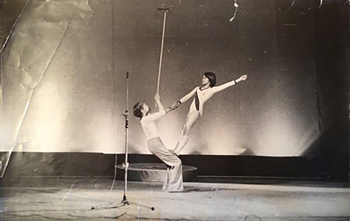 Олег Изосимов, цирковая студия г. Озерск, быступление в ДК химкомбината «Маяк», фото из личного архива артиста
