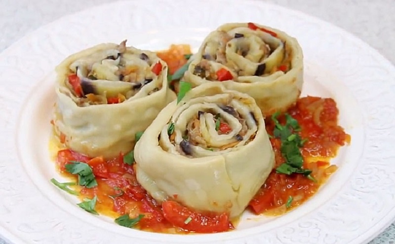 Ленивые рулетики с фаршем: быстрый и сытный вариант домашних пельменей