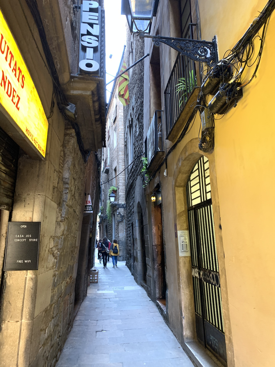 Очередная уютная улочка Барселоны