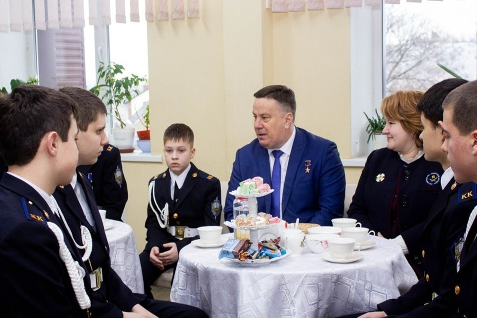    Председатель НС ДНР встретился с учениками кадетского корпуса в Донецке. Фото: ТГ/Кузьмин