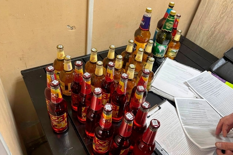    На незаконной торговле алкоголем попалась точка на проспекте Победы. Во время рейда полицейские нашли в магазине 58 бутылок спиртного.