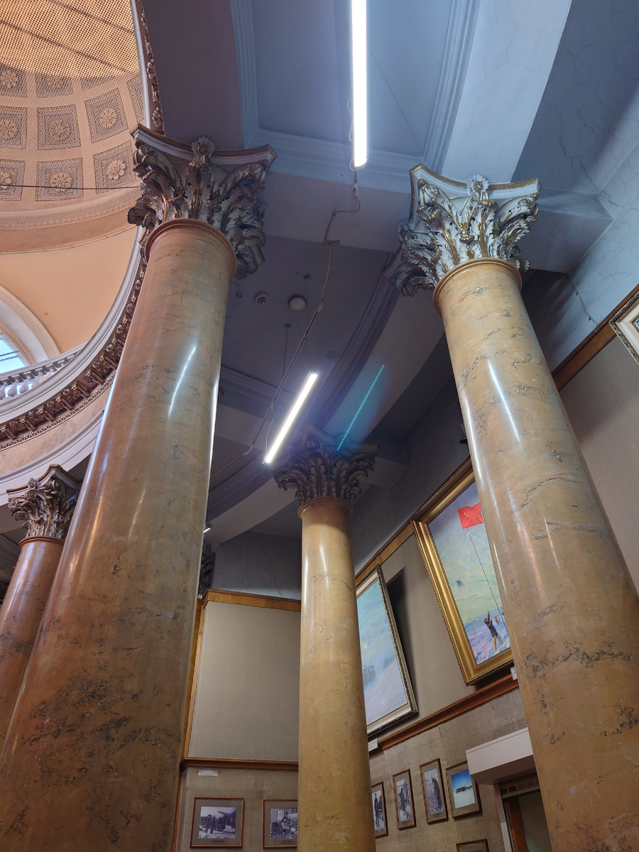 Колонны музея на втором этаже