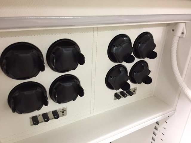 Сейф KASO с механизмами для автоподзавода механических часов, кабельным каналом EMA и подсветкой LED