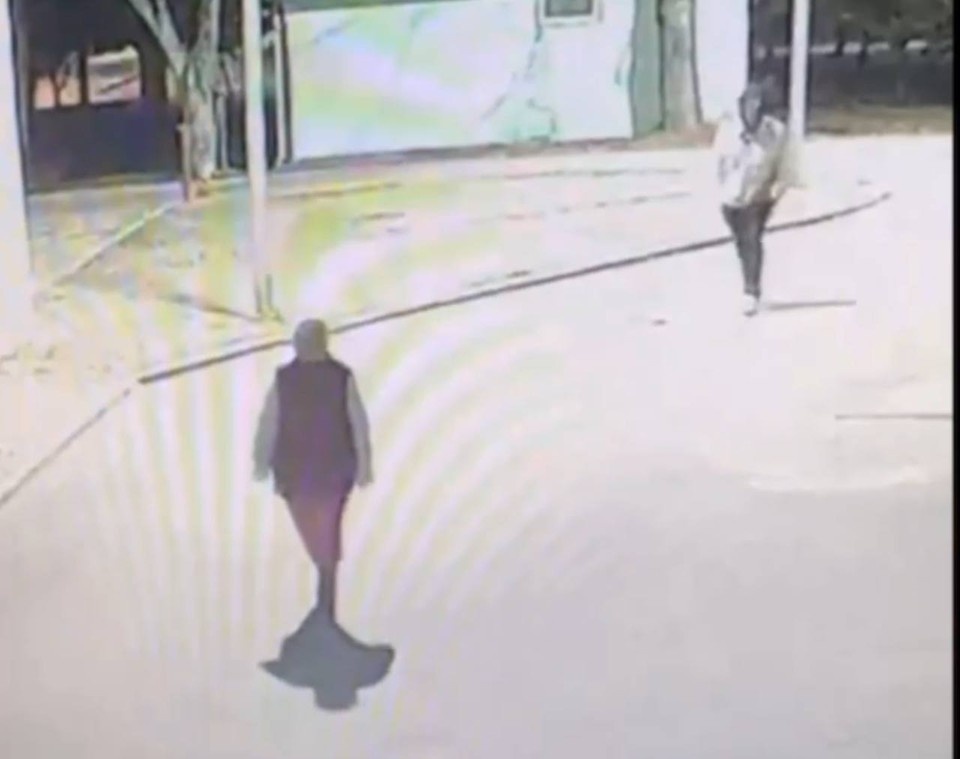    Ранним утром парень преследовал пенсионерку в сквере. Фото: стоп-кадр видео СКР