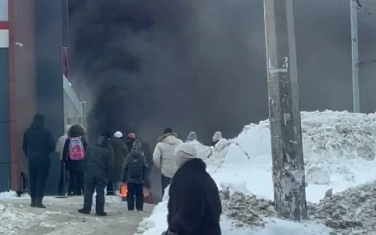    Видеофакт: машина загорелась у экорынка в Ижевске