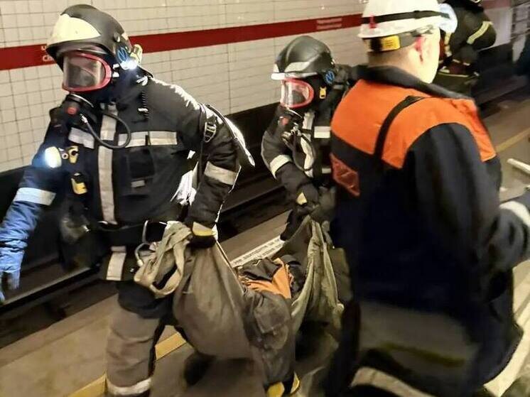     Пожарные и спасатели оперативно устранили возгорание и спасли людей. Фото: пресс-служба комитета по транспорту Петербурга