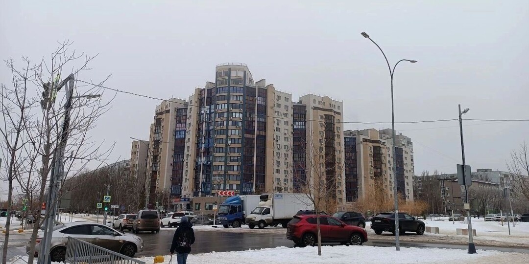 Потерпите: жители пострадавшего от БПЛА дома неделю мерзнут без стекол в Волгограде