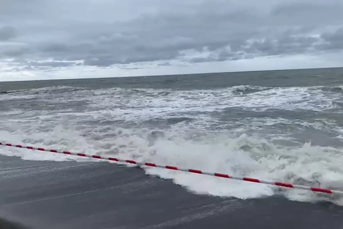    В Сочи шторм чуть не смыл электричку и разрушил пляжный медпункт