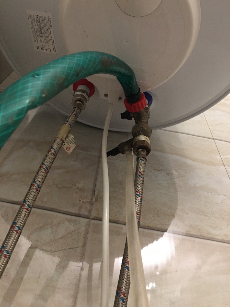 подключаем шланг для слива воды через тройник и через отверстие клапана. Листаем =>