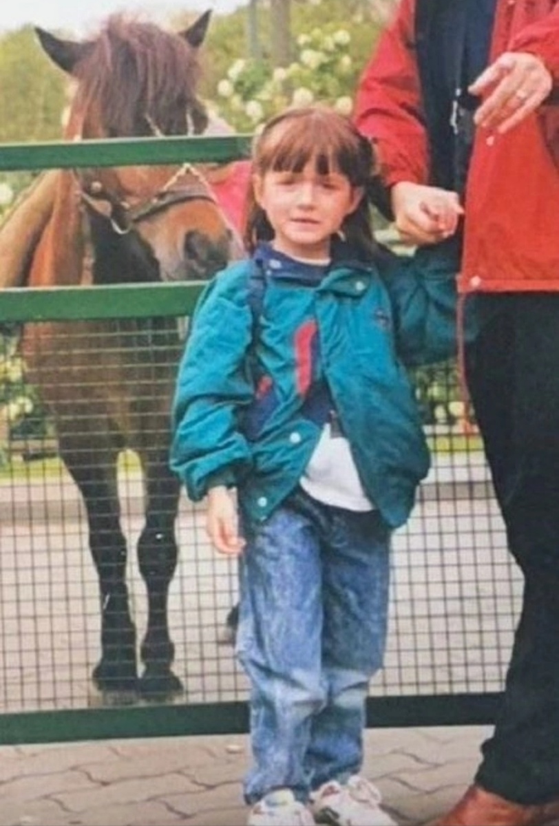 Нина в детстве после переезда. Ист : https://vk.ru/dark_territory