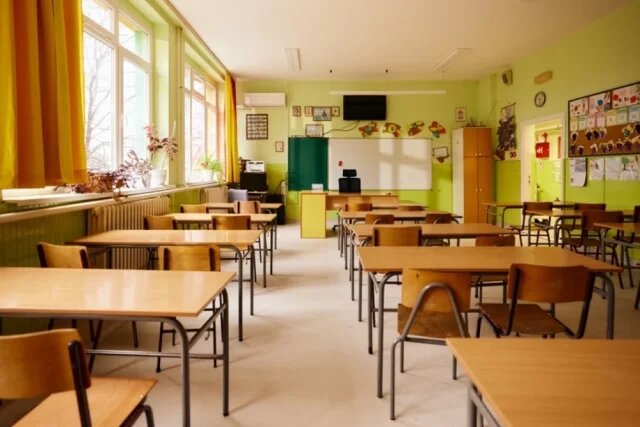    Почему в школьных классах окна всегда слева?