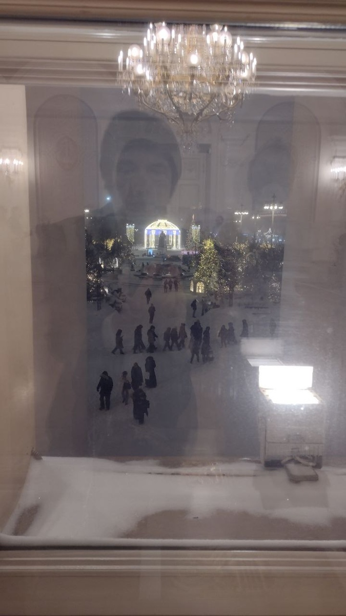 Зрители сквозь сугробы пробираются к Большому театру, фотография автора статьи