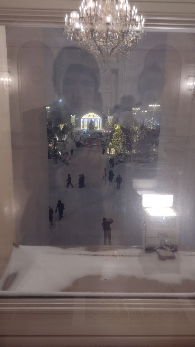 Зрители сквозь сугробы пробираются к Большому театру, фотография автора статьи