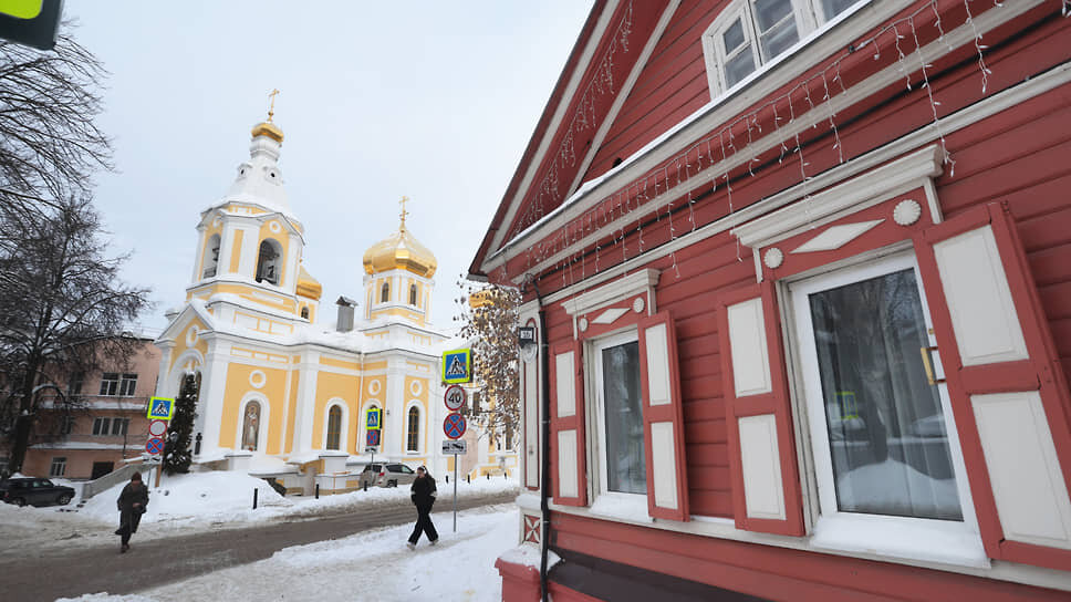 Жилой дом Бибихина и церковь Трех Святителей.📷Фото: Роман Яровицын / Коммерсантъ