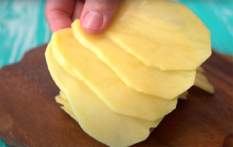 Картофель в новом формате: не жарим и не варим, а делаем необычное блюдо слоями