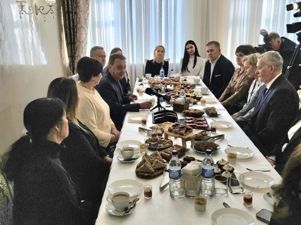    Вячеслав Франк встретился с женами бойцов СВО. Источник: barnaul.org