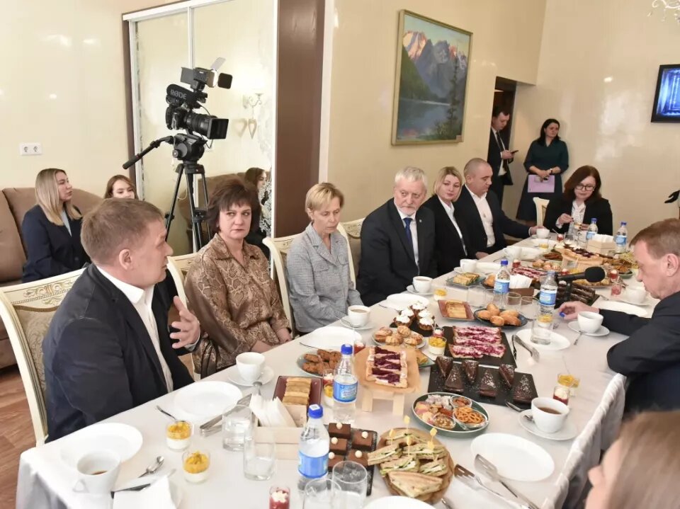    Вячеслав Франк встретился с женами бойцов СВО. Источник: barnaul.org