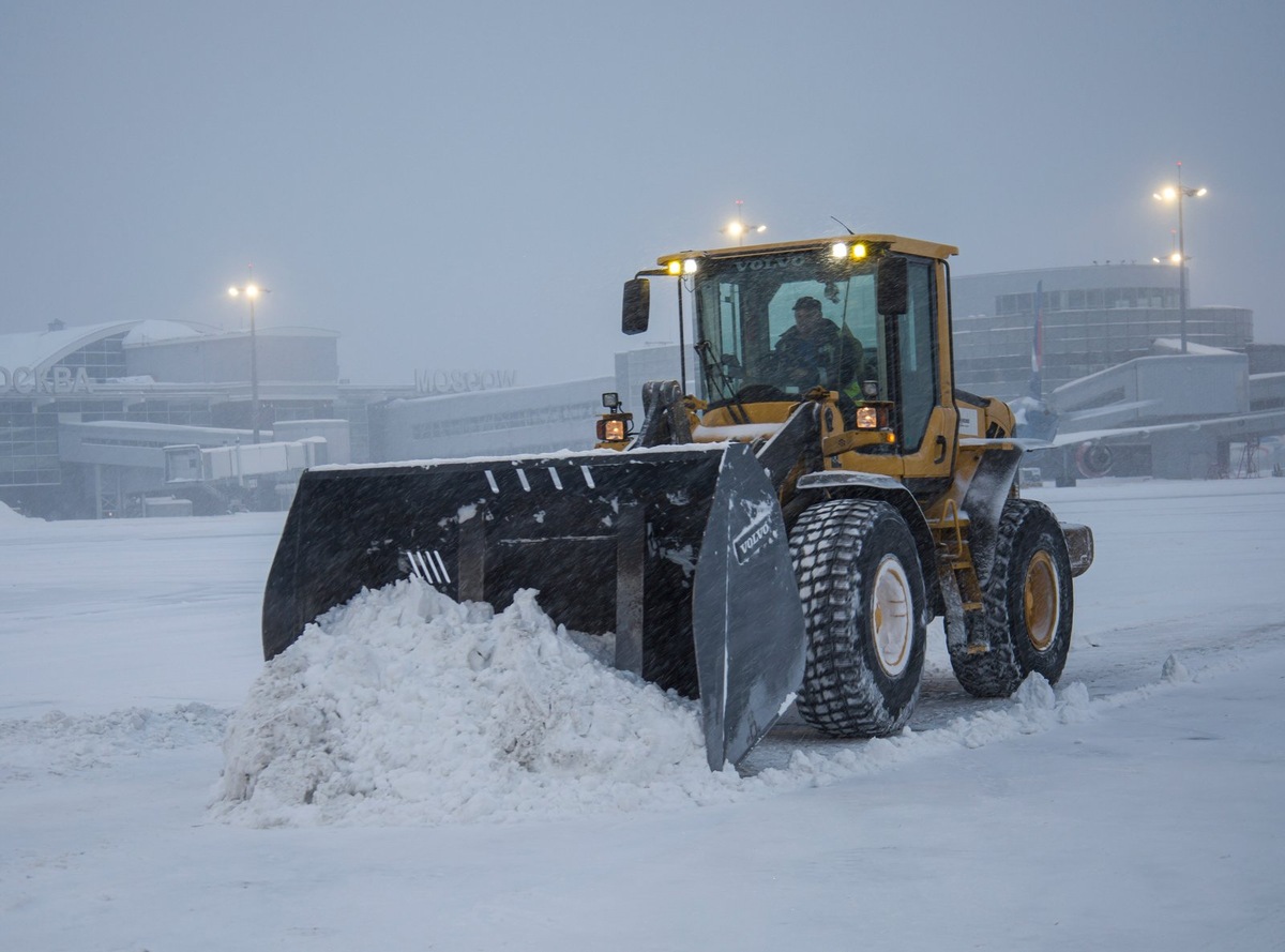    Уборка снега в аэропорту Внуково 19 февраля