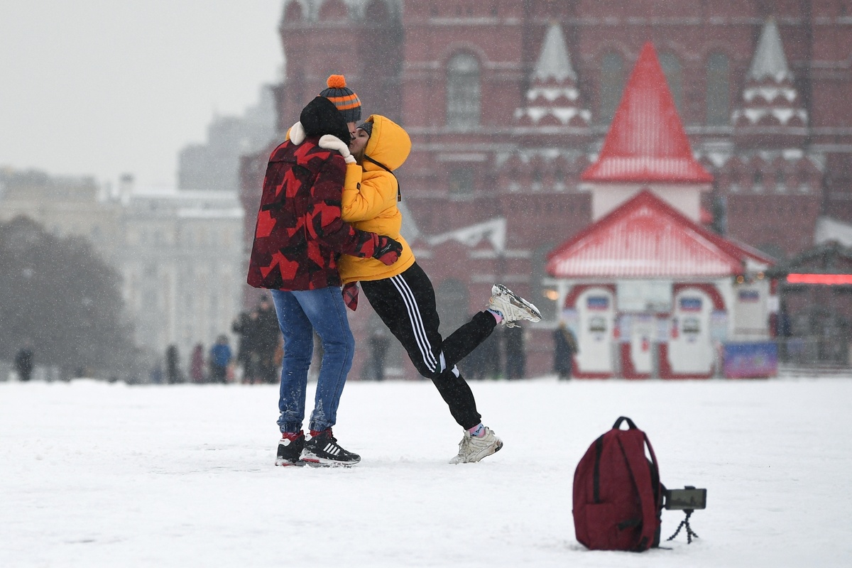    Москва Красная площадь зима снег влюбленные РИАН
