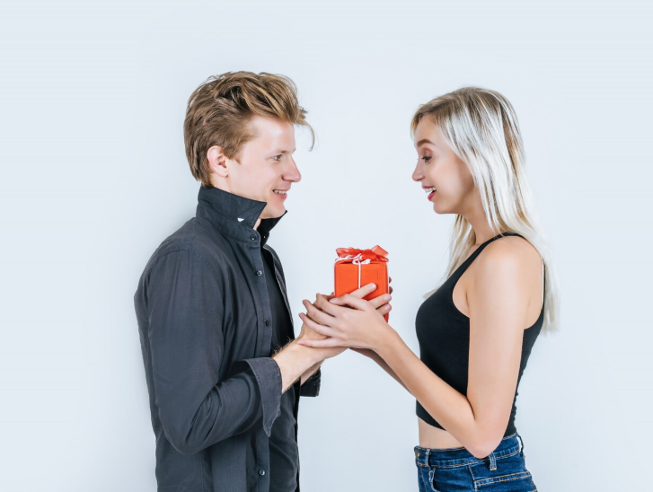 Пылесос вместо украшений, “носочки” в пятый год подряд и роскошные подарки после ссоры — бессознательное партнёра слышно громче, чем его признания в любви. Подарок показывает, кто вы для него: живая женщина, равный мужчина или удобная функция.