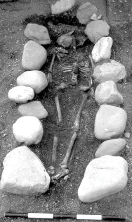 Раннехристианское погребение - тело вытянуто. Валуны имитируют гробницу или цисту.