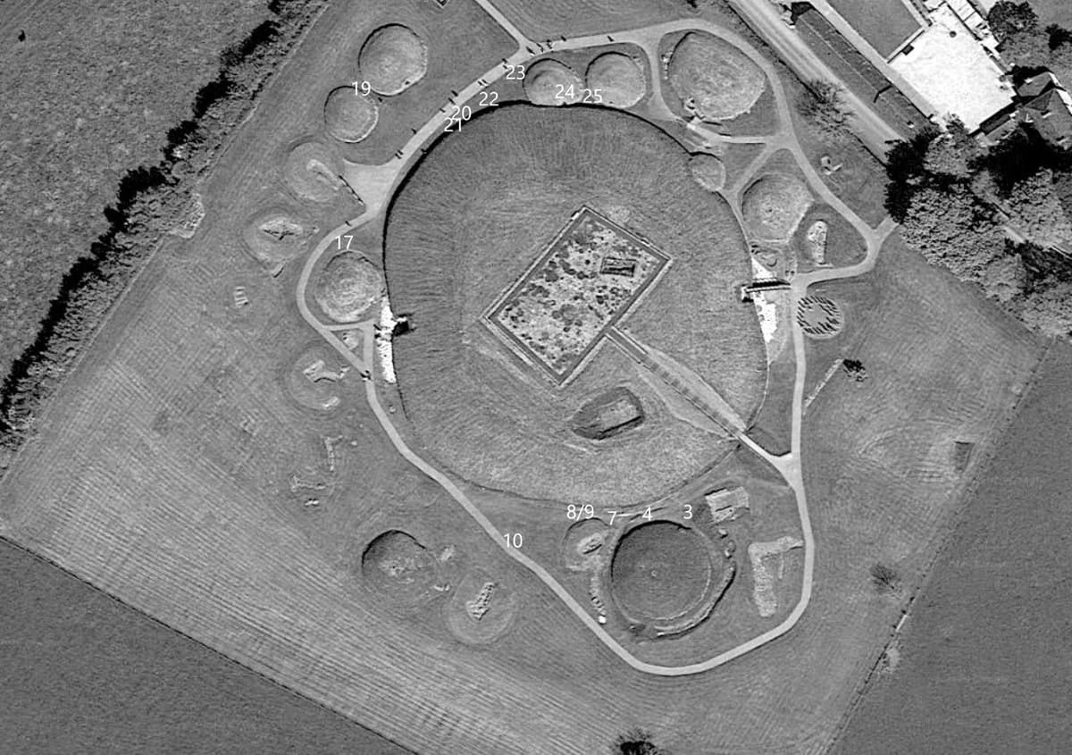 Погребальный комплекс, вполне типичный для Ирландии: неолитическая гробница Кноус (Cnowth) в графстве Мит, в которую подзахоранивали пепел на протяжении бронзового века, а в железном начали хоронить "в землю". Могилы - под циферками