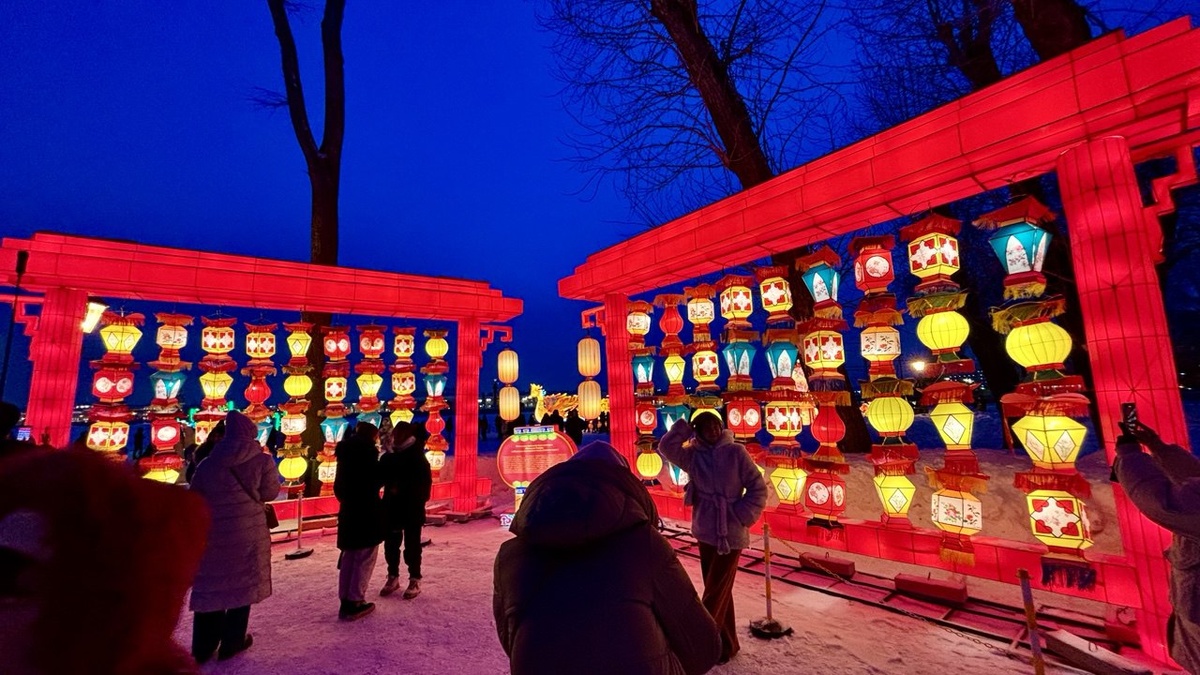 Фестиваль китайских фонарей на Заячьем острове у стен Петропавловской крепости