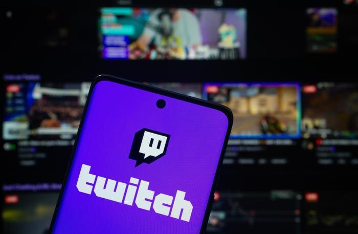 YouTube заблокировали, а до Twitch руки не дойдут? Спасать детей надо уже сейчас! Обложка © Shutterstock / FOTODOM / Bangla press