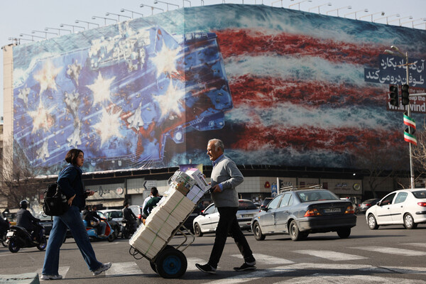 Люди на фоне антиамериканского баннера в Тегеране, 19 февраля 2026 года / Majid Asgaripour/WANA (West Asia News Agency) via Reuters  