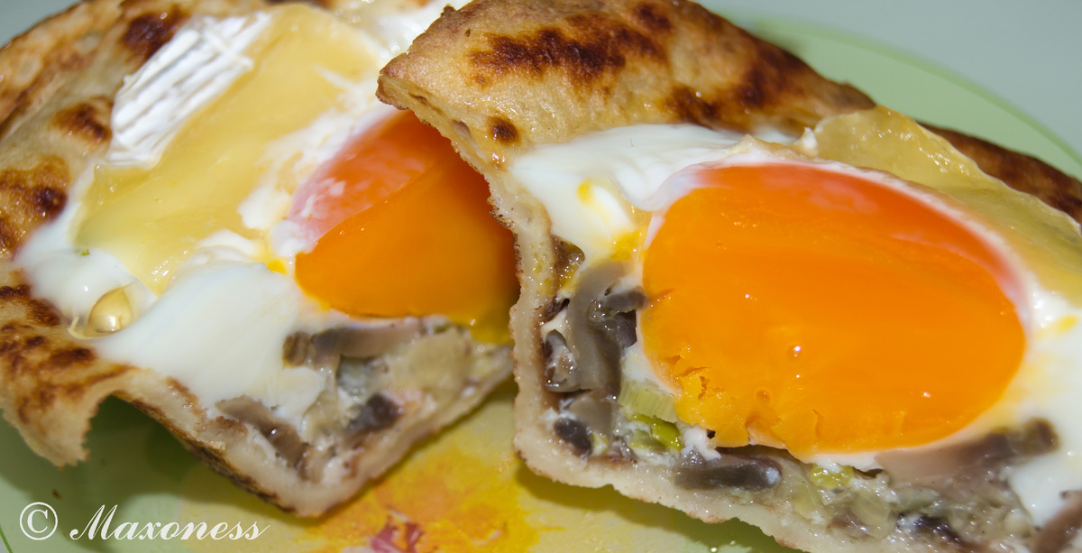 Блинные корзиночки с яйцом и грибами