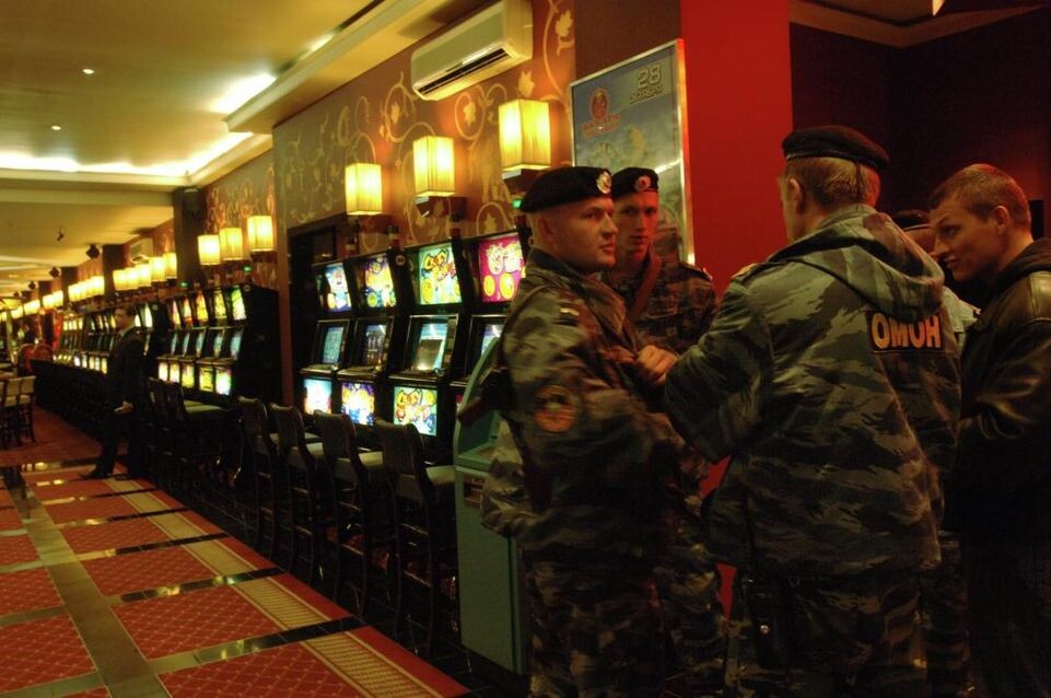    Сотрудники УБЭП в московском казино «Баккара», 2006 год / РИА «Новости»