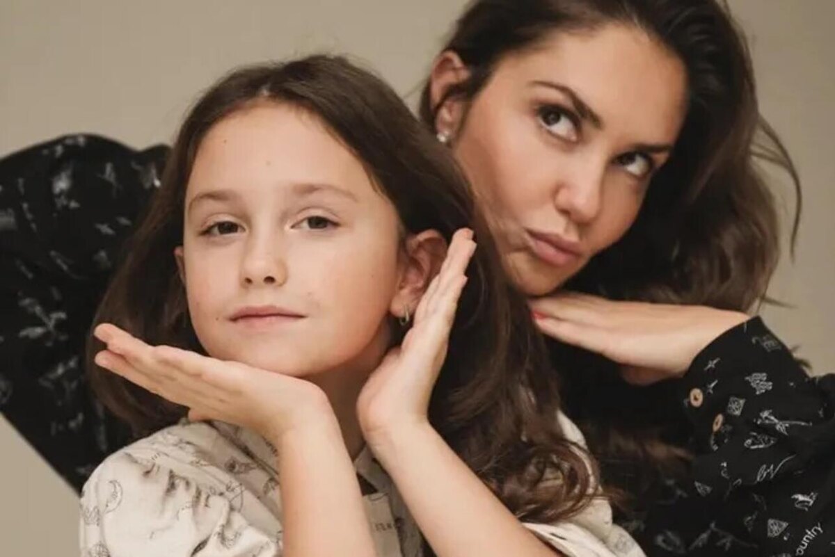     «Экстренное включение»: Агата Муцениеце похвасталась успехами старшей дочери в конном спорте