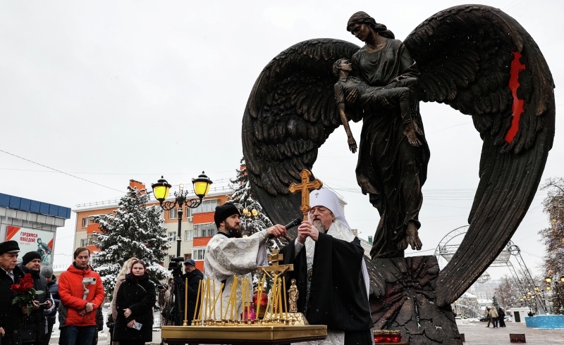 Фото: Антон Вергун / РИА Новости / Митрополит Белгородский и Старооскольский Иоанн на церемонии открытия и освящения мемориала мирным жителям, погибшим в результате атак со стороны Вооруженных сил Украины (ВСУ) 30 декабря 2023 года, открыли в Белгороде. 30 декабря 2023 года ВСУ нанесли удар по Белгороду, в результате обстрела погибли 25 человек, включая детей, пострадали более 100 человек.