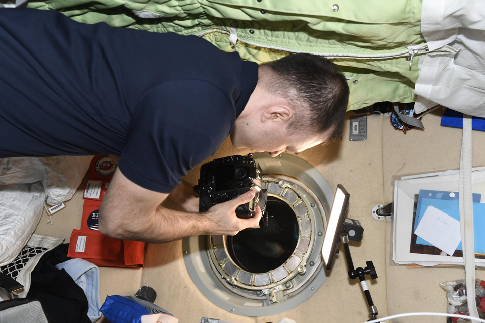 Обследование иллюминаторов на РС МКС. Фото: Роскосмос