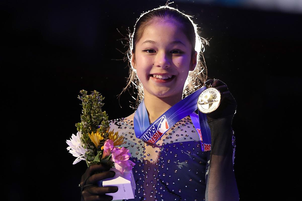 Gregory Shamus / Getty Images📷Алиса Лью держит свою золотую медаль после победы на чемпионате США по фигурному катанию среди взрослых, 25 января 2019 года в Детройте