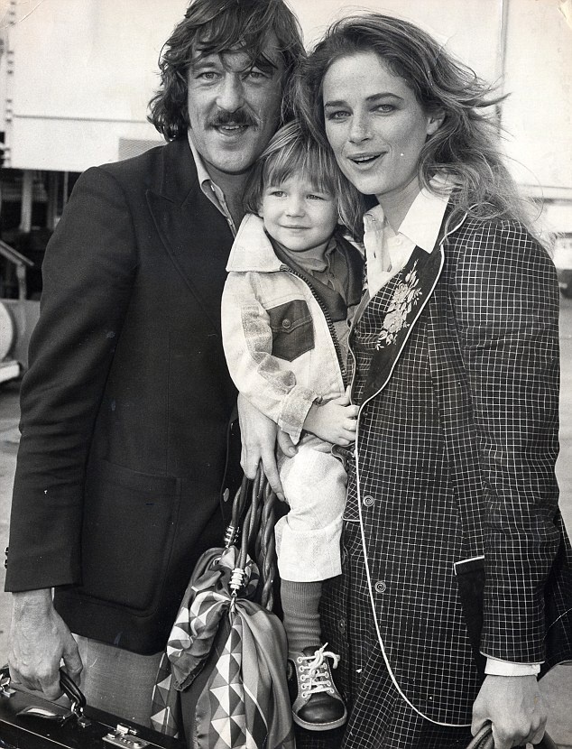 Шарлотта Рэмплинг с Брайаном Сауткомбом и сыном Барнаби.