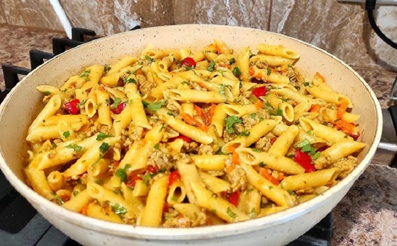 Жареные макароны с грибами и сметаной: новое открытие привычных продуктов