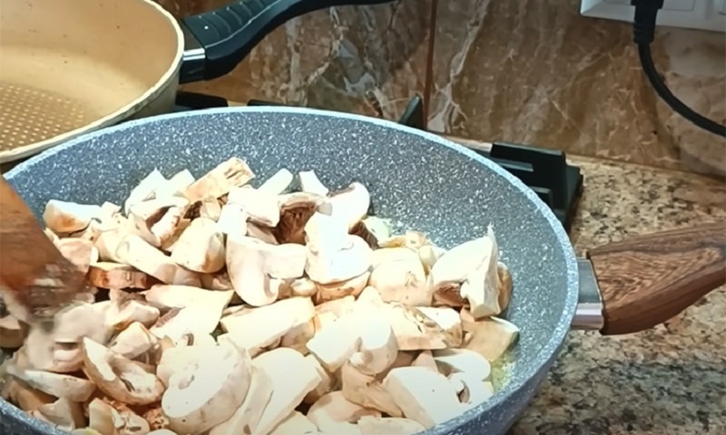 Жареные макароны с грибами и сметаной: новое открытие привычных продуктов